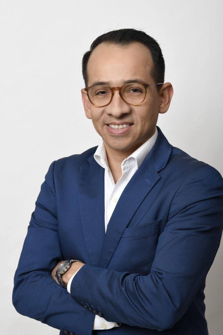 Dr. Erick Joel Rendón Ramírez, neumólogo y especialista en medicina crítica e interna, reconocido por su enfoque en enfermedades pleurales, asma, EPOC, tuberculosis y neumonías.